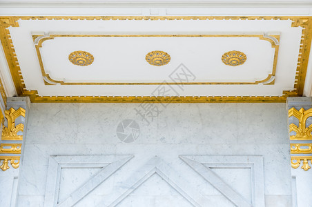古老的质地内部在泰神庙玛贝尔墙上天花板的金雕塑图片