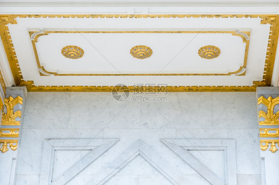 古老的质地内部在泰神庙玛贝尔墙上天花板的金雕塑图片