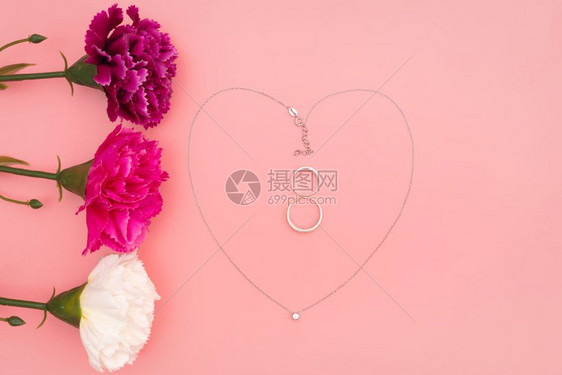 戒指国际妇女节花朵和心形项链粉红背景的鲜花和心形项链春天图片