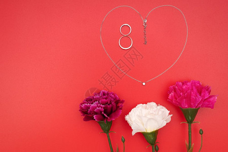 春天国际妇女节红底带鲜花和心形项链的鲜花和心形项链展示图片