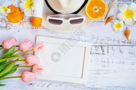 美丽的暑假海滩附件橙子太阳墨镜帽子和木头贝壳花旅行海星图片