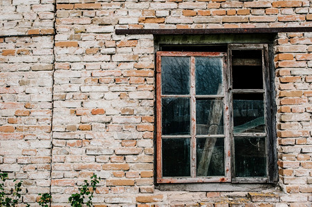 乡村红棕白砖墙纹理旧木窗背景碎玻璃插图抽象的背景图片