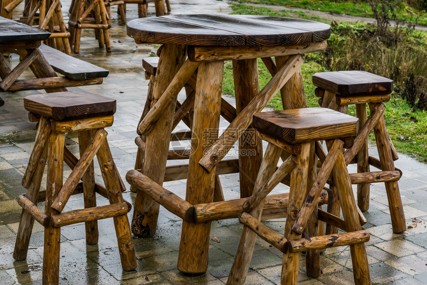 酒吧平台手餐饮业有雨天带条拐杖花园或梯田家具的空木桌图片