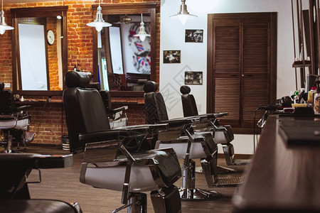 空的发型镜子沙司理店的旧椅子和内装图片