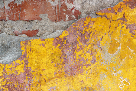 建筑学旧砖墙有破碎的彩色石膏背景纹理黄色的侵蚀图片