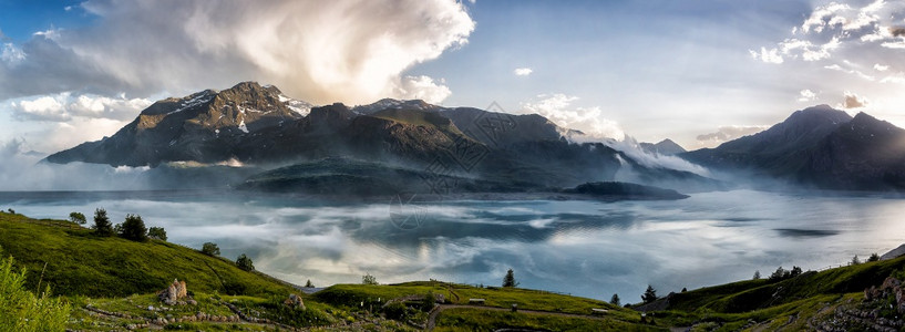 远足在高山的湖中有泊上山岳的映像风景优美法语图片