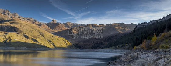 在高山的湖中有泊上山岳的映像反射健康风景图片