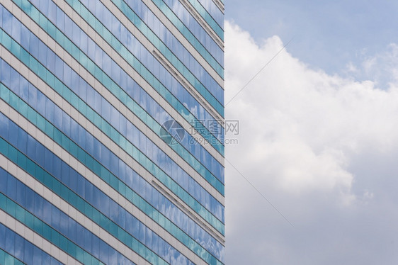 公寓经济蓝色天空和白云的大玻璃办公楼酒店图片