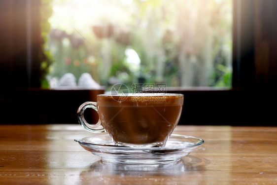 杯子细节爸木制桌上的热咖啡和窗清晨风景图片