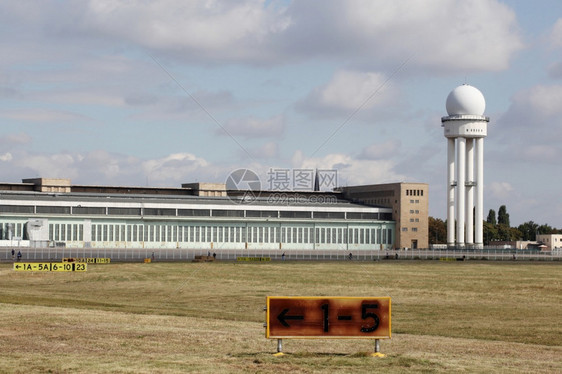 德国柏林Tempelhof机场法语外部的弃图片