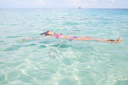 海中放松的年轻女孩图片