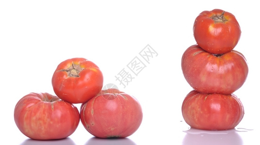 美味的白色背景上孤立的一串美丽生物西红柿收藏水图片