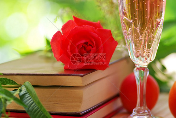 玫瑰和酒杯婚礼周年纪念日茶点图片