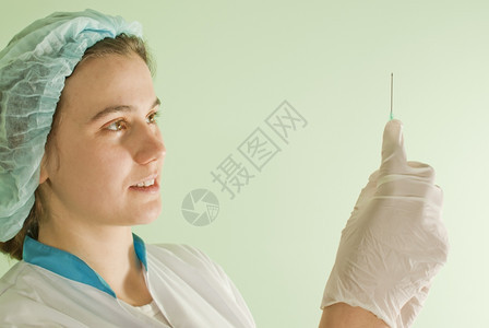 援助年轻的携带注射器年轻女医生药物图片