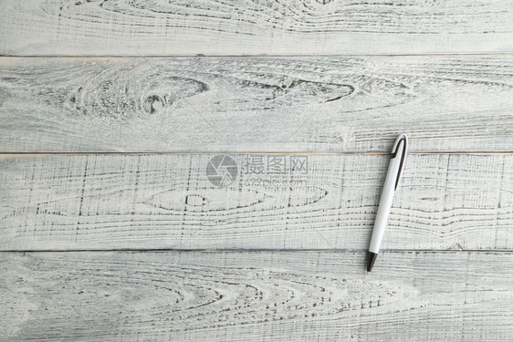 复制纸白色的笔在古老破旧白木背景上从顶层平铺的视图写图片