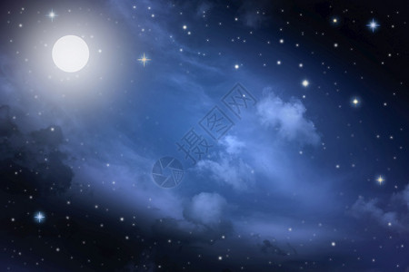 蓬松的地平线和星夜天空云彩背景有星和月亮图片