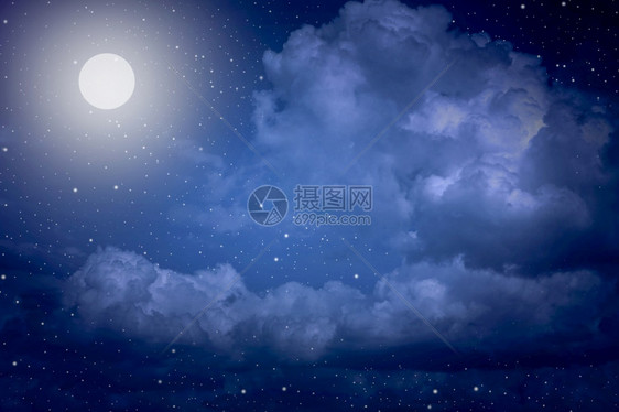 多云的蓬松星夜天空云彩背景有星和月亮自然图片