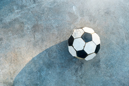 质地圆圈黑色和白的老足球被放在水泥地上的混凝土象征图片