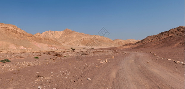 蓝色的在岩石沙漠旅游者足迹天踪图片