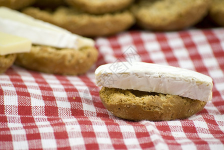 新鲜烤面包卷白布和红面上加芝士饼小麦午餐劳斯莱图片