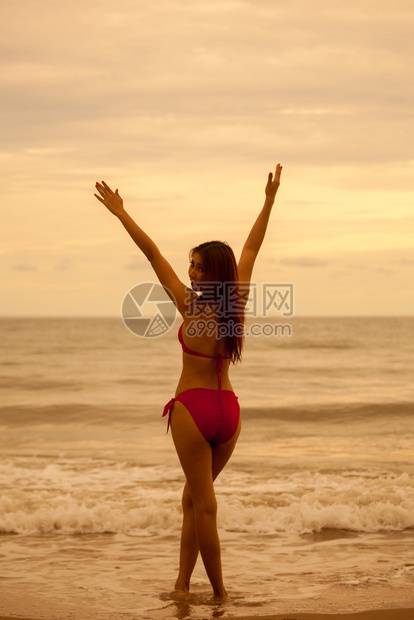 年轻美丽的亚洲女人在海滩上摆姿势夏天亚洲人快乐的图片