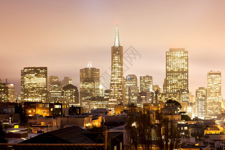 夜晚旧金山融区的天际线在晚上加利福尼亚美国户外概述图片
