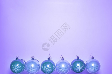 喜庆的季节闪亮蓝色背景上孤立的电动蓝色圣诞球树背景形状的复古现代圣诞装饰特写冰色蓝背景上孤立的电动蓝色圣诞球树背景形状的复古现代图片