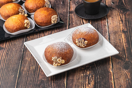 面包店奶油Bombolone或bomboloni是意大利填满甜圈和零食的意大利品德国甜圈克拉芬或贝林机装满果酱和巧克力柏林图片