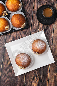 面团Bombolone或bomboloni是意大利填满甜圈和零食的意大利品德国甜圈克拉芬或贝林机装满果酱和巧克力填充不良图片