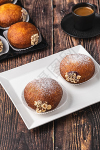 Bombolone或bomboloni是意大利填满甜圈和零食的意大利品德国甜圈克拉芬或贝林机装满果酱和巧克力糖狂欢博利尼图片