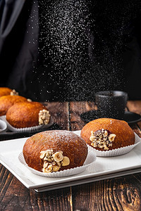 蛋糕新鲜的Bombolone或bomboloni是意大利填满甜圈和零食的意大利品德国甜圈克拉芬或贝林机装满果酱和巧克力自制图片