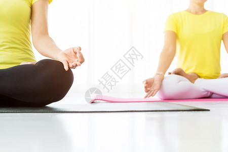 年轻的两名亚洲女青年锻炼者在健身房练习黄礼服瑜伽或与教练和冥想健康生活方式和健康概念实习训练员一起表演以黄色礼服或装扮者姿势图片