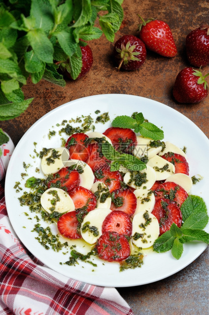 配有草莓和莫扎里拉的小型零食松果和草莓莫扎里拉盛装薄荷虫害晚餐爽朗早图片