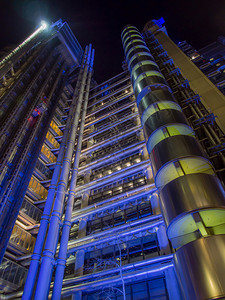 金属灯外部的伦敦联合王国2015年4月日201年4月日劳埃德公司大楼有时在夜间劳埃德公司大楼内外建筑中被称为夜间劳埃德公司大楼图片