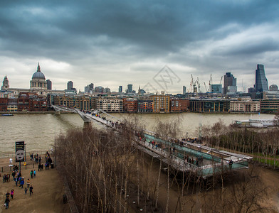 2015年4月3日跨越泰晤河千年大桥的云层下千年大桥Thames河千年大桥再生城市的人们图片
