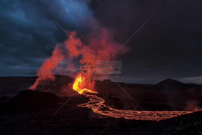 喷发雷克雅未附近40公里处雷克雅未的内斯半岛晚间冰法格拉道尔斯弗贾火山爆发冰岛日出前一晚Fagradalsfjall火山爆发法格图片