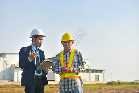 项目经理人和工程师通信使用平板工厂背景材料程建筑师行业男图片