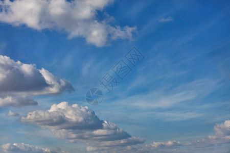 漂浮晴天大气层蓝色的空背景上面有白毛云纹状的色层蓝的天空背景上面布满了白色的烟雾图片