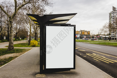 解析度高的外部清晰度照片白空公交车站广告牌城市高质量照片品背景图片