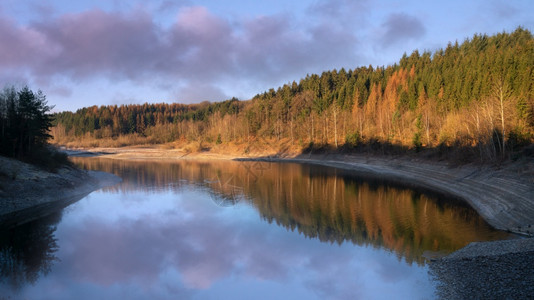 农村清除贝尔吉什Dhunn水库在日出时的全景图像德国伯吉斯州BergischesLand图片