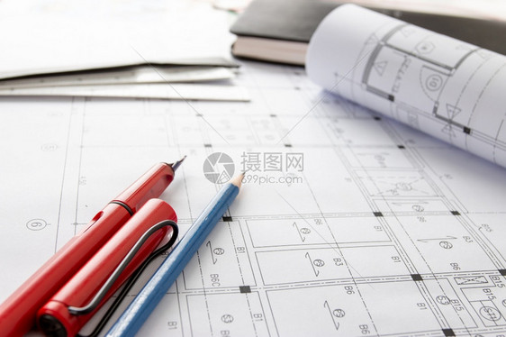 桌上的建筑蓝图和住房计划以及建筑设图绘制工具和建筑设计图绘制工具商业技术起草图片