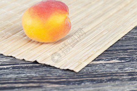 木制的切片几个熟桃子躺在厨房里准备一顿水果甜饼桌饮食图片