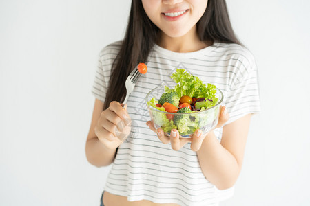 吃沙拉的年轻女孩图片