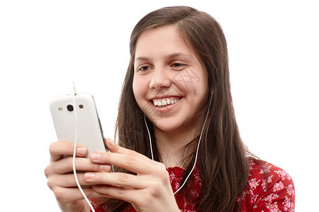 年轻女士在智能手机上找东西耳某物放松图片