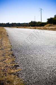 道路指示标天道路安全概念浅为关注的公路偏对道安全概念蓝色的土地背景