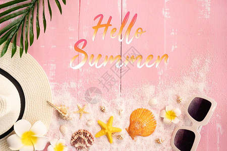 自然夏天框架美丽的暑假海滩附件贝壳沙子帽太阳眼镜和木制棕榈叶图片