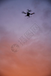 药物日落时使用自动外部除颤器飞行的自爆无人驾驶飞机天空四轴行器图片