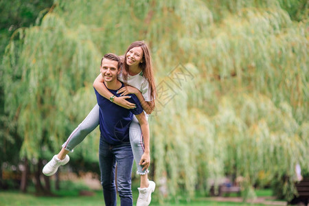 浪漫的春天阳光年轻漂亮的夫妇在公园玩得开心在公园户外享受放松的年轻家庭图片