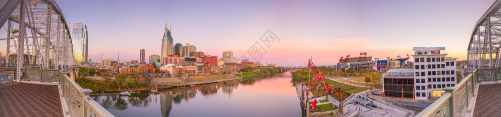地点Nashville田纳西州市中心与美国坎伯兰河的天线美国人暮图片