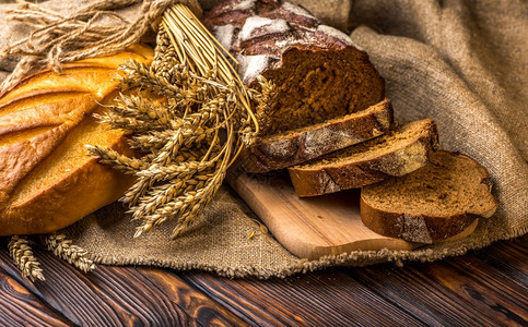 仍然活着新鲜面包在木制桌上的餐黑麦自然有机的图片